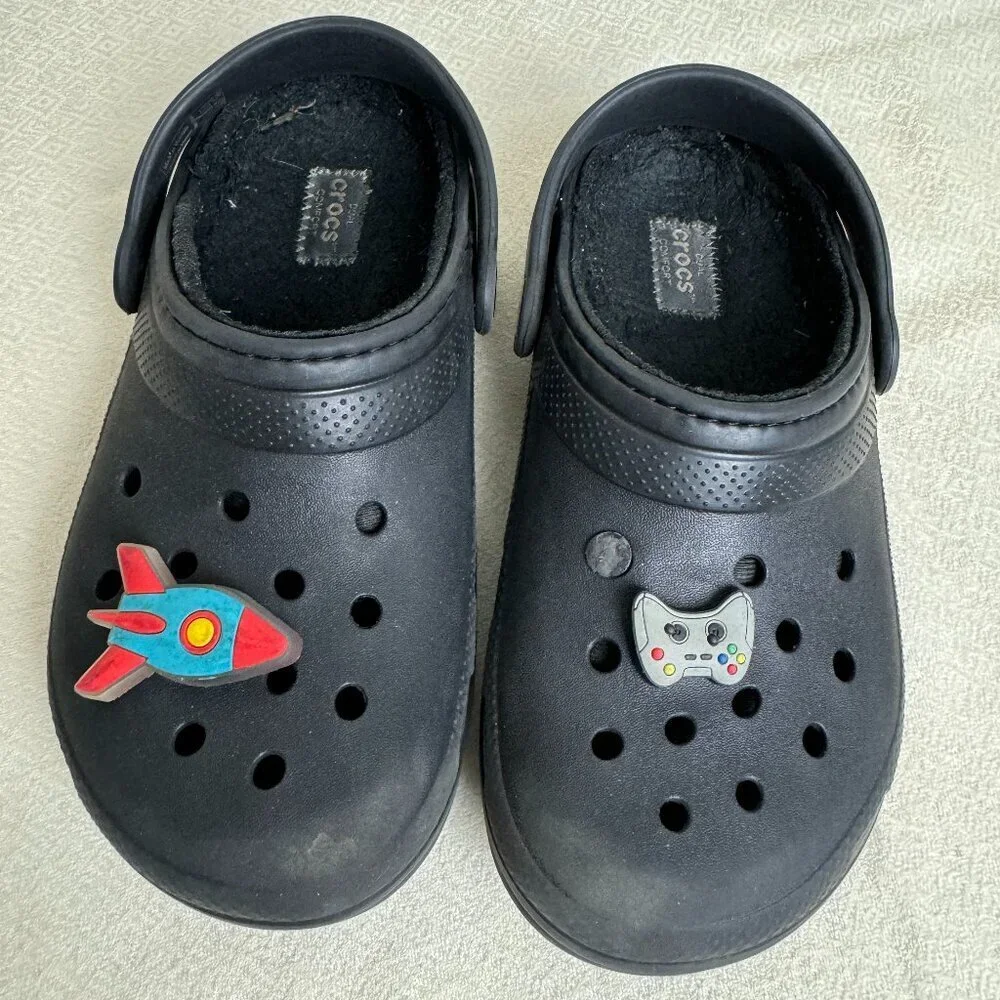 CROCS Boy's  Black Lined Sandals Flip FlopSlip On Size j2.